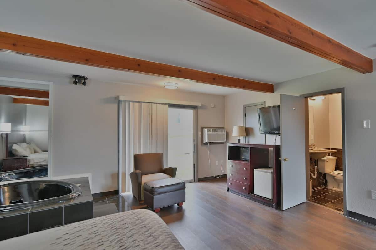 Exclusive Room, 1 King Bed, Jetted Tub